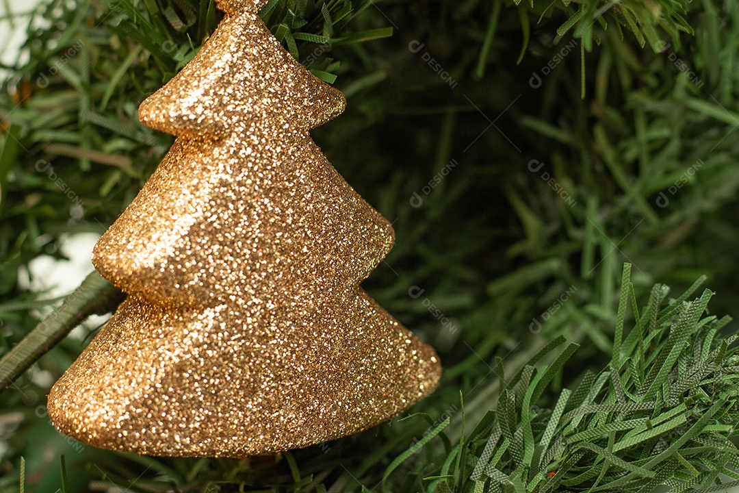 enfeites de natal dourados em fundo branco