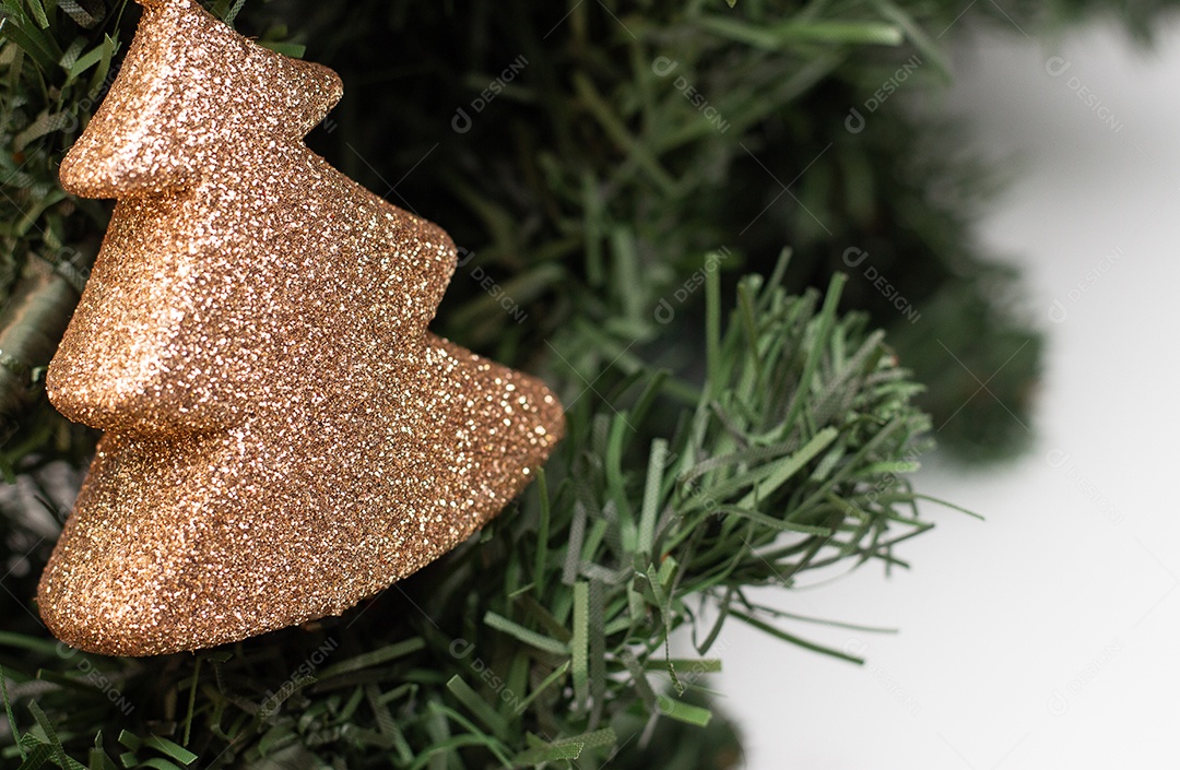 enfeites de natal dourados em fundo branco