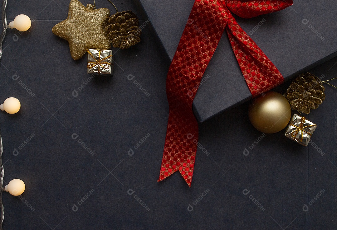 caixa de presente com vários enfeites de natal ao redor