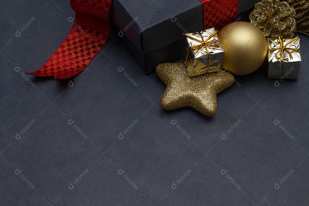 caixa de presente com vários enfeites de natal ao redor