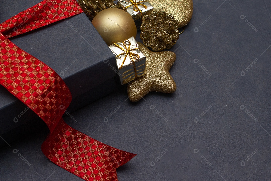 caixa de presente com vários enfeites de natal ao redor