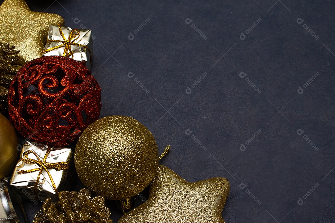 vários enfeites de natal dourados e vermelho em fundo preto