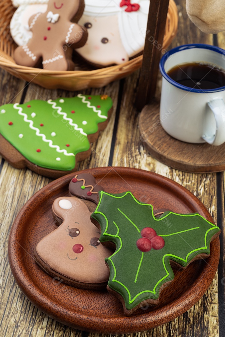 Pão de natal tradicional sobre uma mesa de madeira.