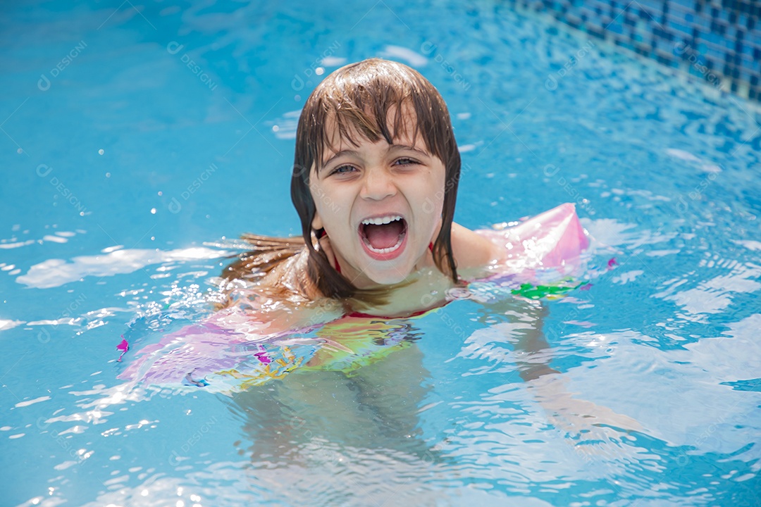 Menina banhando na piscina para crianças.