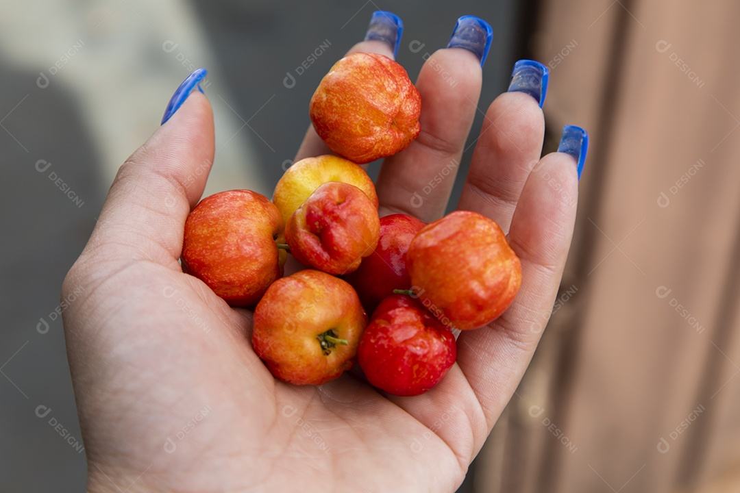 Alimentos ricos em vitamina C, acerola.