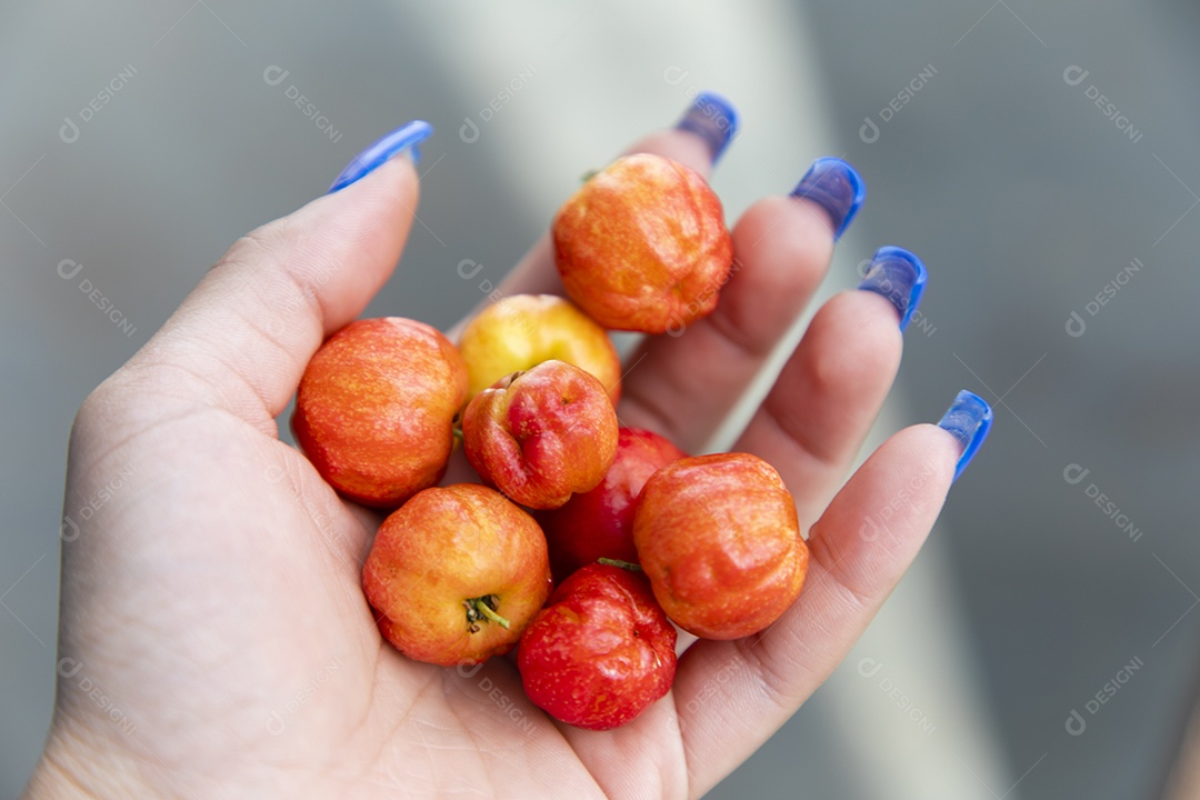 Alimentos ricos em vitamina C, acerola.