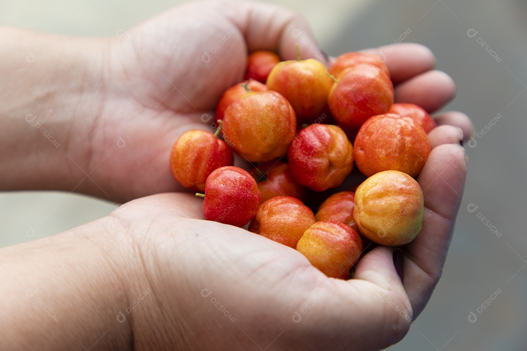 Alimentos ricos em vitamina C, acerola.