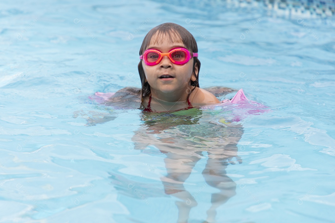 Menina banhando na piscina para crianças.