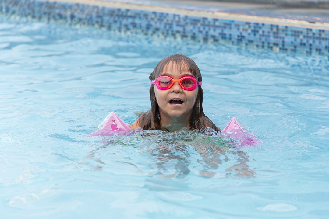 Menina banhando na piscina para crianças.