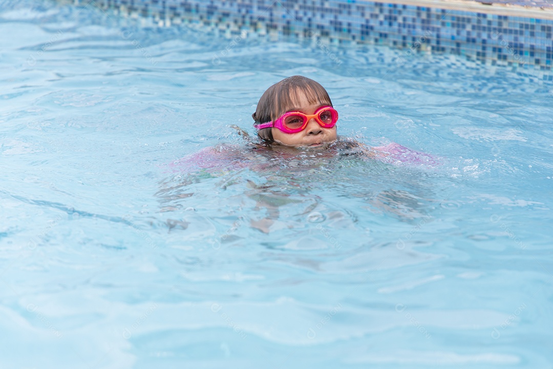 Menina banhando na piscina para crianças.