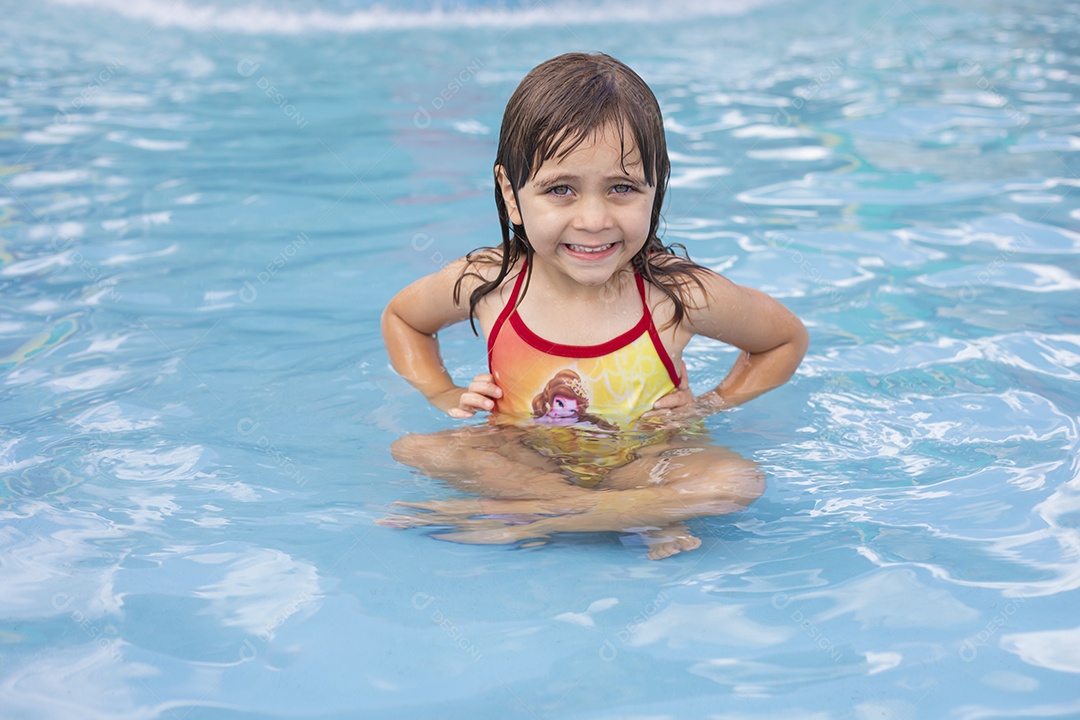 Menina banhando na piscina para crianças.