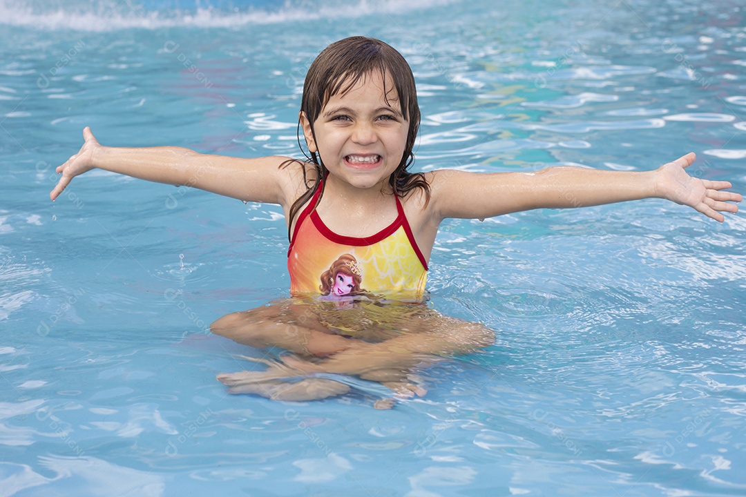 Menina banhando na piscina para crianças.