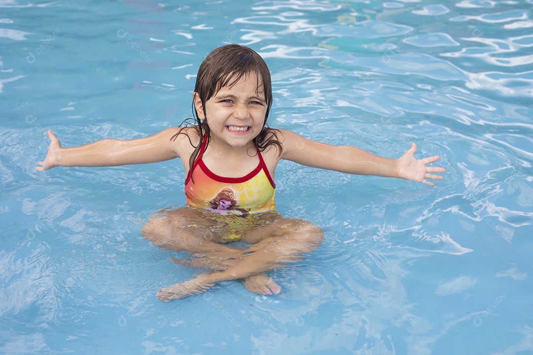 Menina banhando na piscina para crianças.