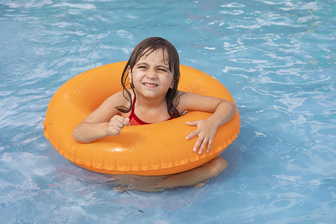 Menina banhando na piscina para crianças.com sua boia.