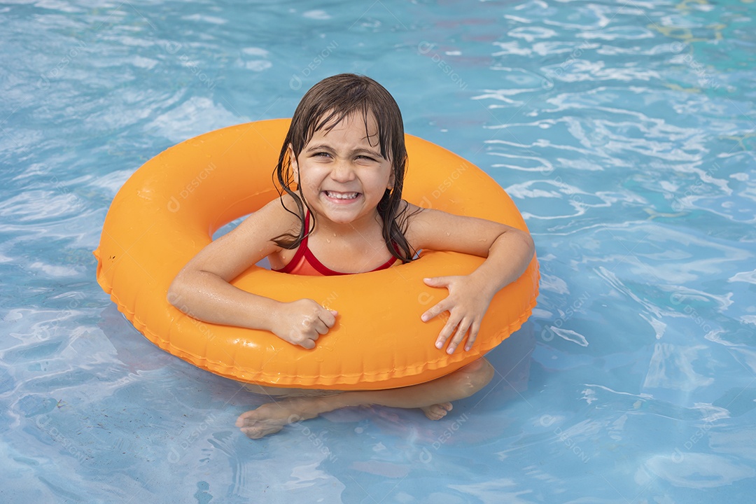 Menina banhando na piscina para crianças.com sua boia.