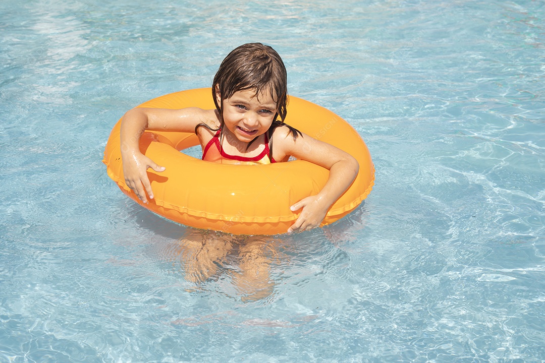Menina banhando na piscina para crianças.com sua boia.