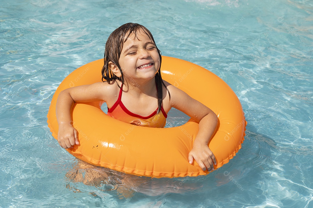 Menina banhando na piscina para crianças.com sua boia.
