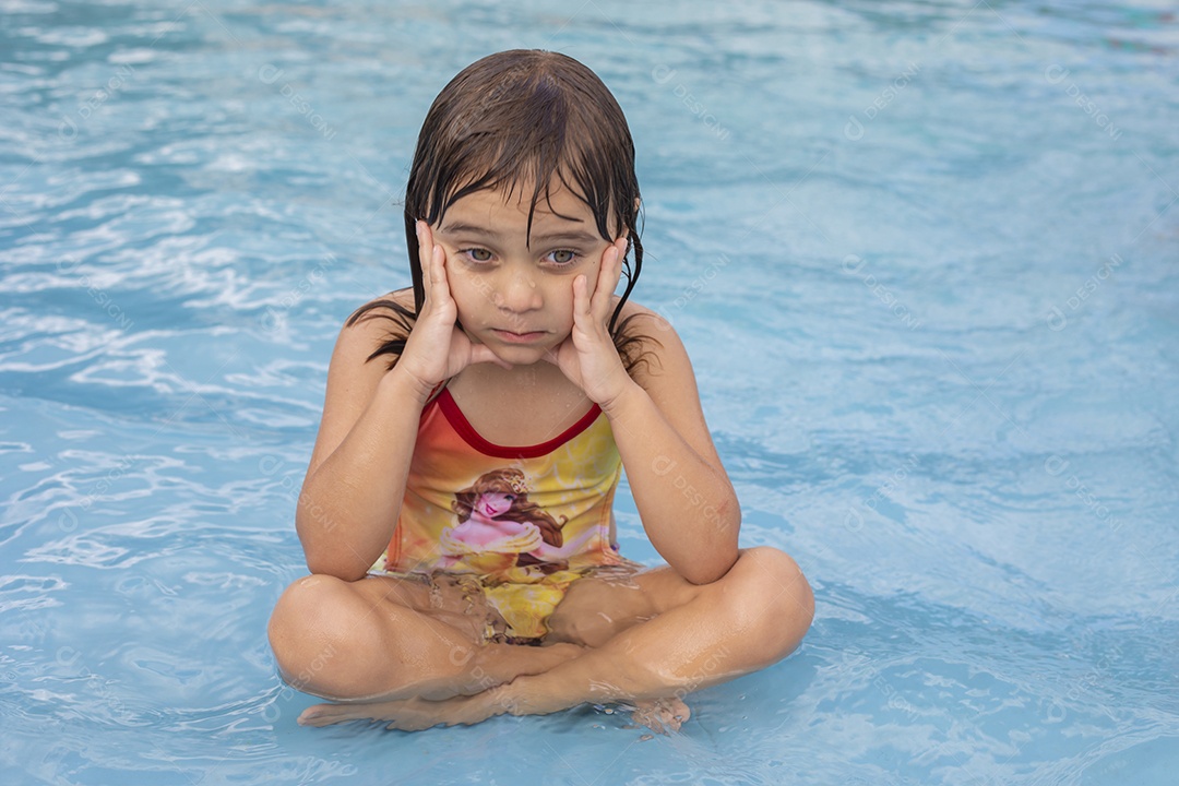 Menina banhando na piscina para crianças.