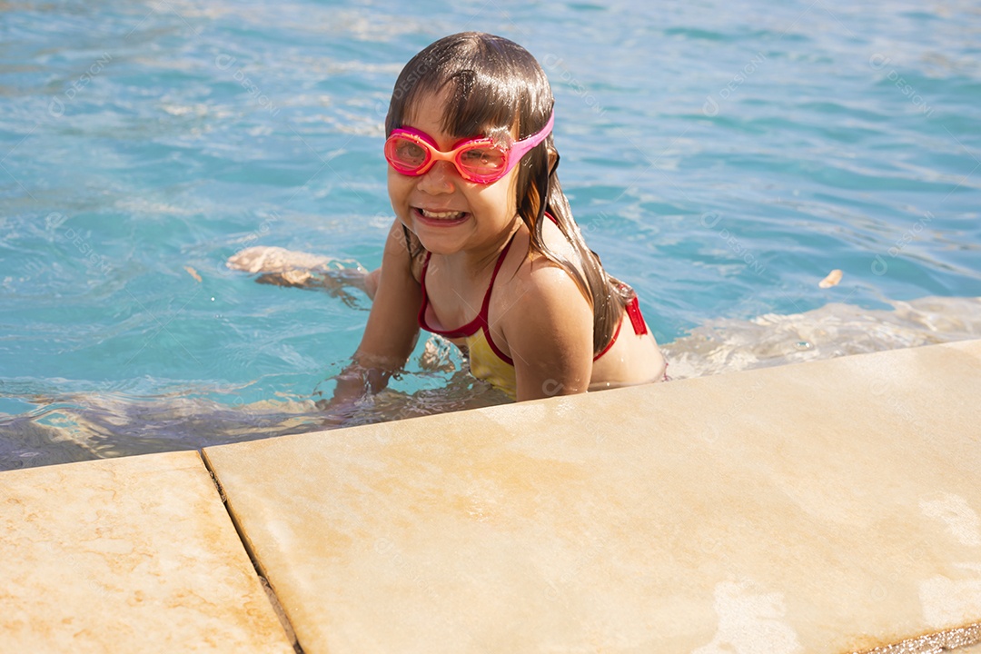 Menina banhando na piscina para crianças.