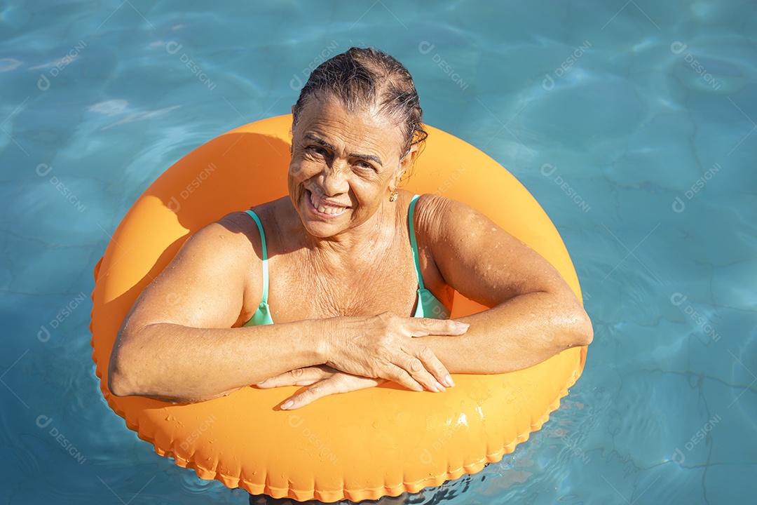 Mulher feliz na piscina funda.