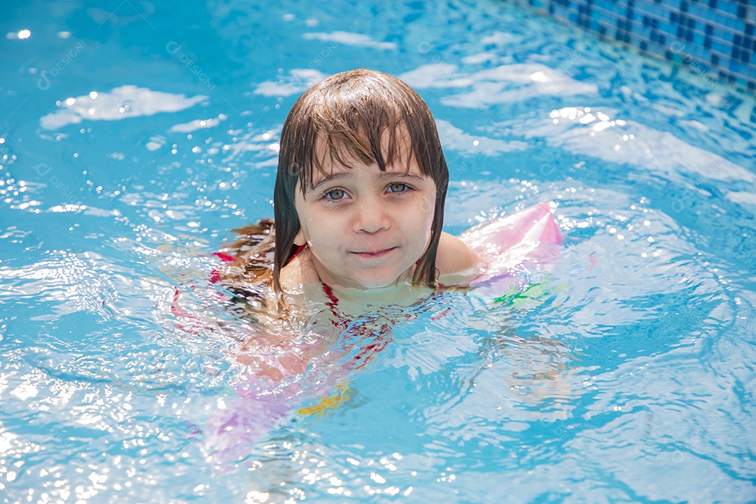 Menina banhando na piscina para crianças.
