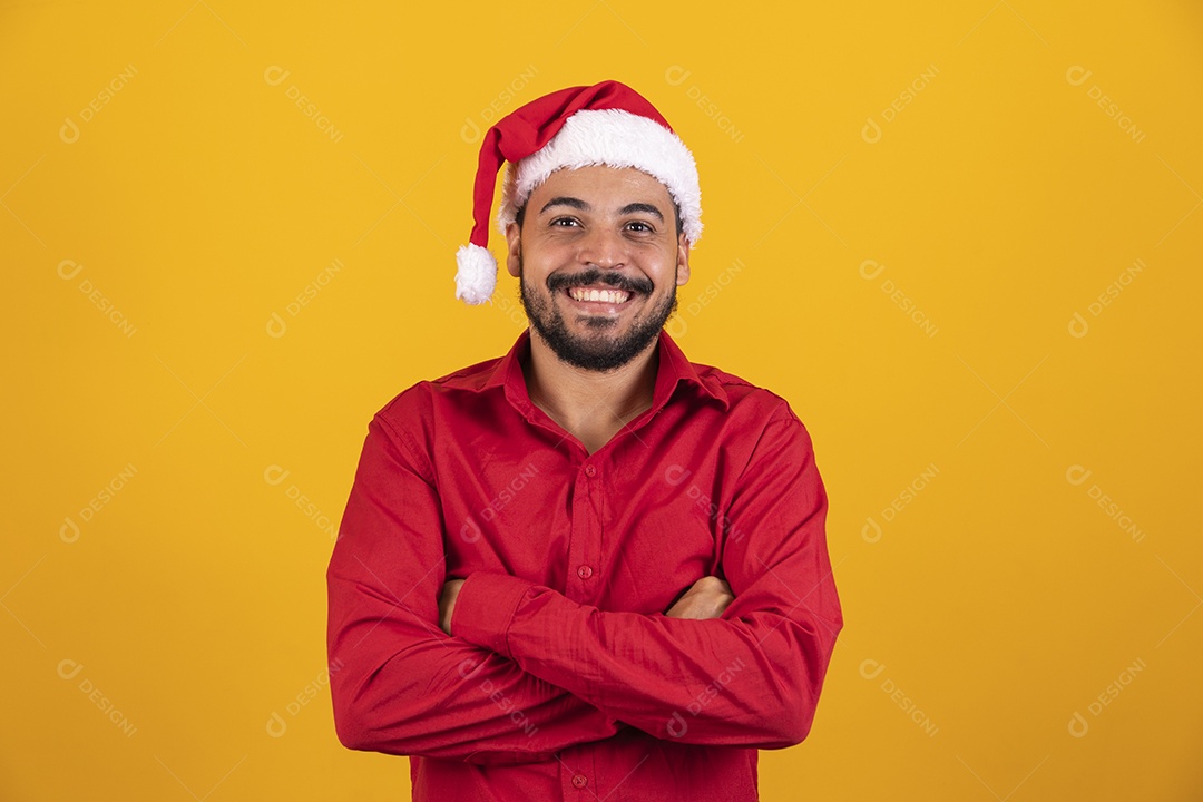 Homem bonito vestido para o natal com chapéu de papai Noel.