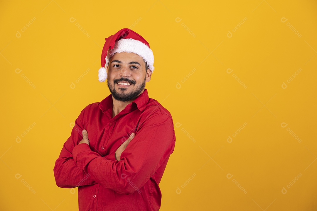 Homem bonito vestido para o natal com chapéu de papai Noel.