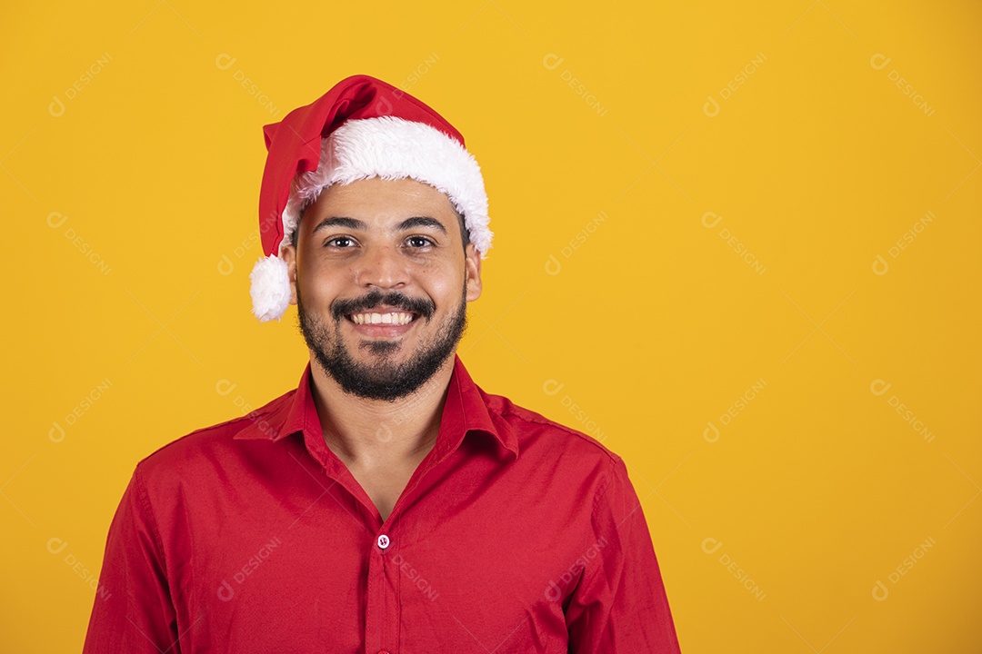Homem bonito vestido para o natal com chapéu de papai Noel.