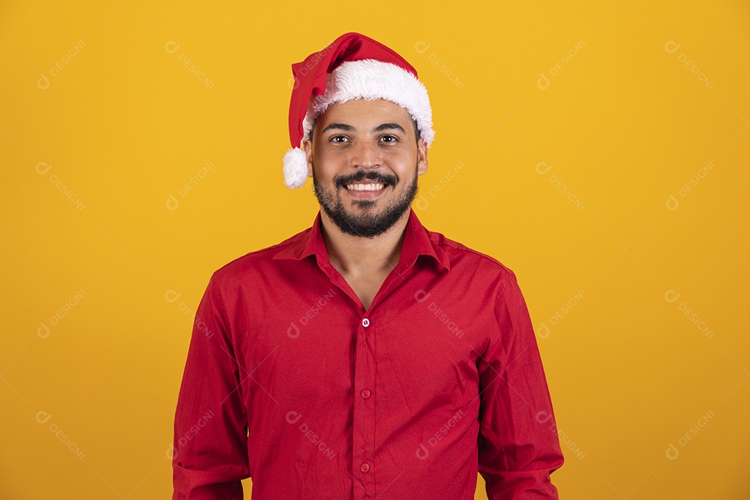 Homem bonito vestido para o natal com chapéu de papai Noel.