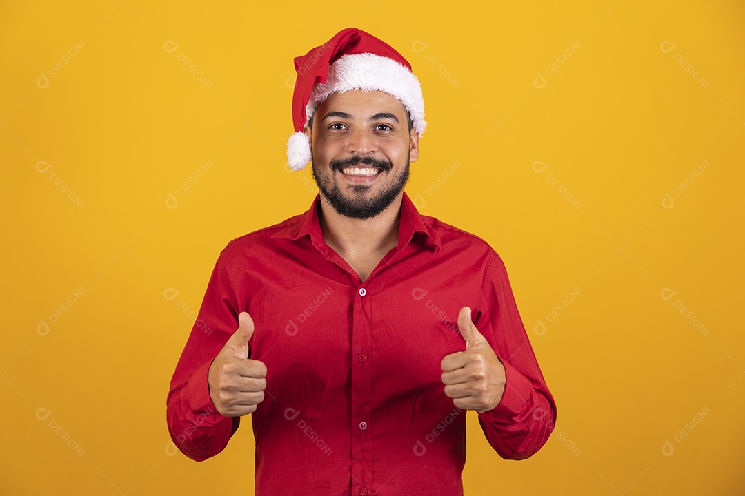 Homem bonito vestido para o natal com chapéu de papai Noel.