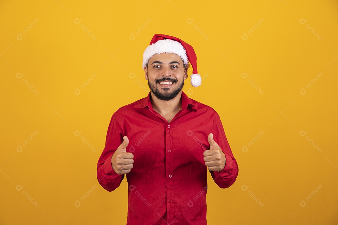 Homem bonito vestido para o natal com chapéu de papai Noel.