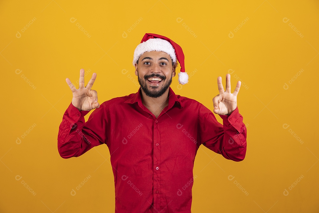 Homem bonito vestido para o natal com chapéu de papai Noel.