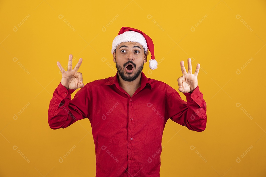 Homem bonito vestido para o natal com chapéu de papai Noel.