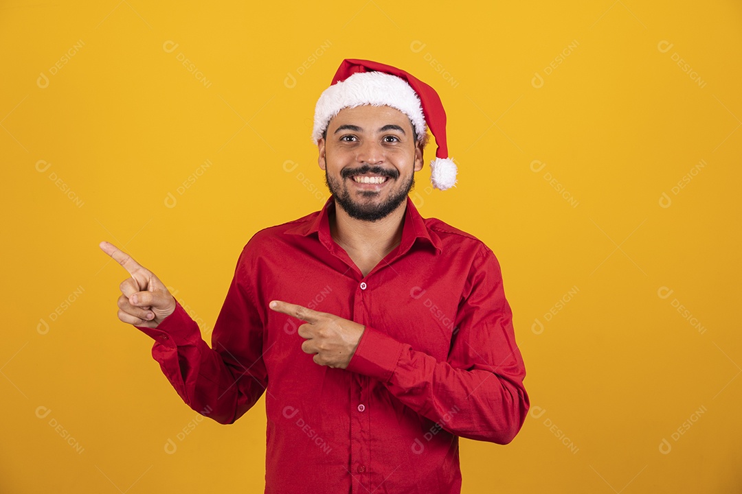 Homem bonito vestido para o natal com chapéu de papai Noel.