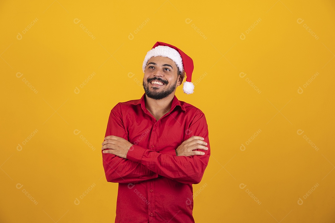 Homem bonito vestido para o natal com chapéu de papai Noel.