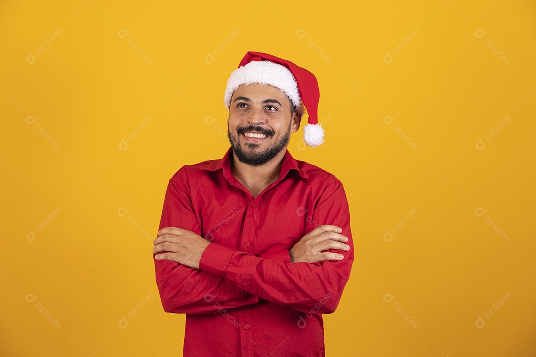 Homem bonito vestido para o natal com chapéu de papai Noel.
