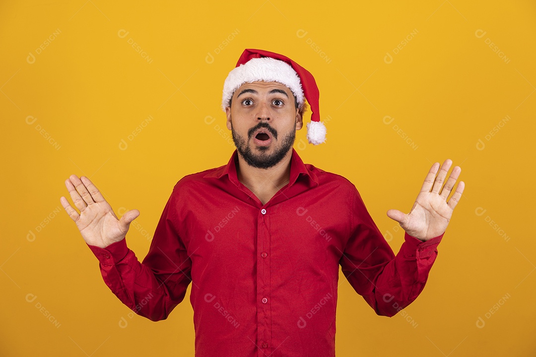 Homem bonito vestido para o natal com chapéu de papai Noel.