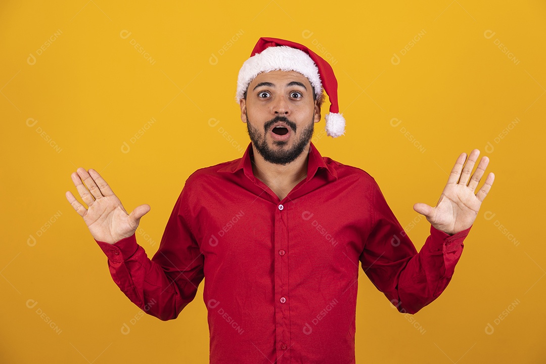 Homem bonito vestido para o natal com chapéu de papai Noel.