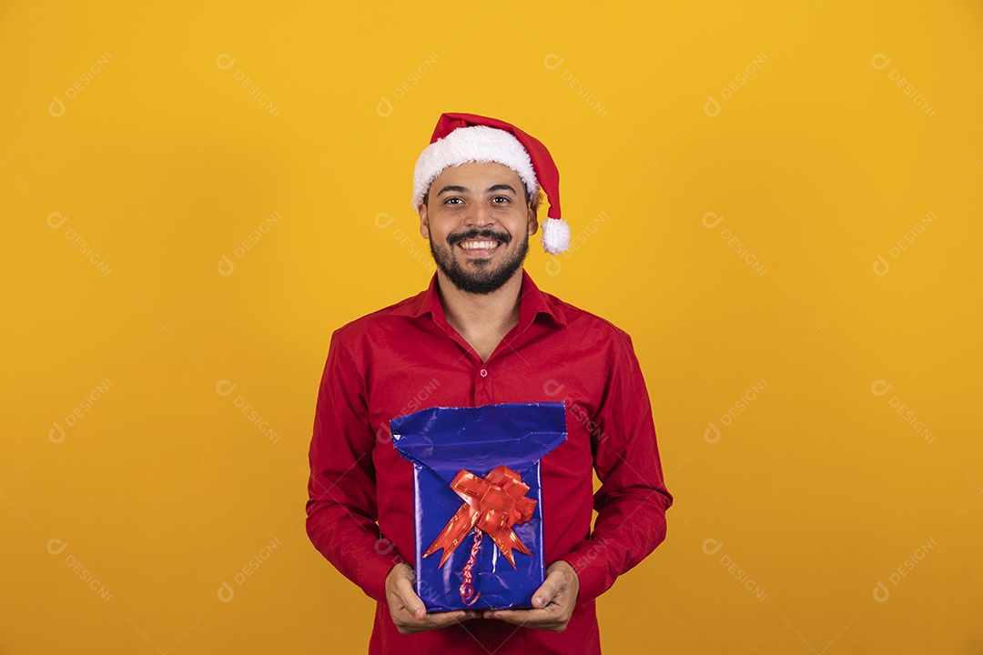 Homem bonito vestido para o natal com chapéu de papai Noel.