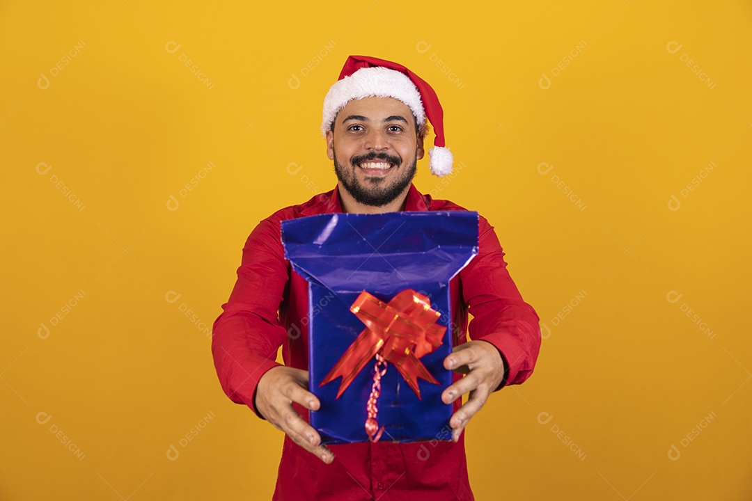 Homem bonito vestido para o natal com chapéu de papai Noel.