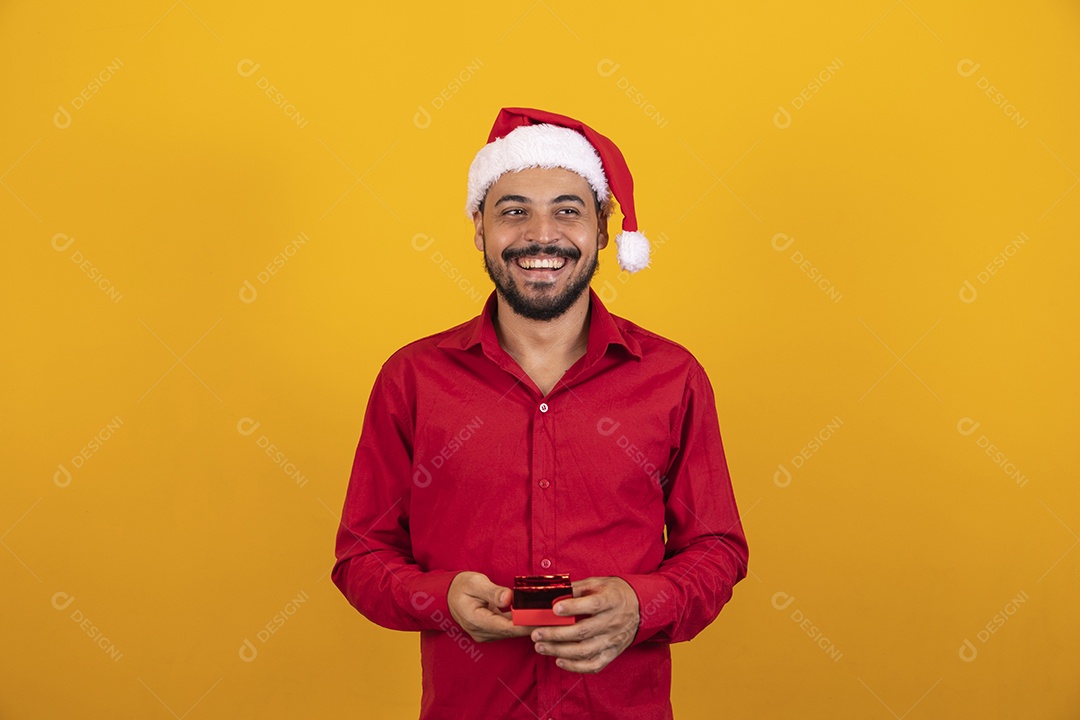Homem bonito vestido para o natal com chapéu de papai Noel.