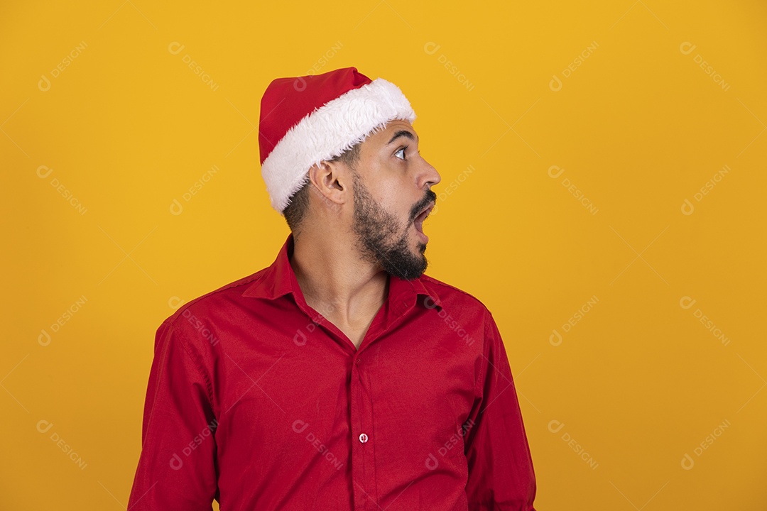 Homem bonito vestido para o natal com chapéu de papai Noel.