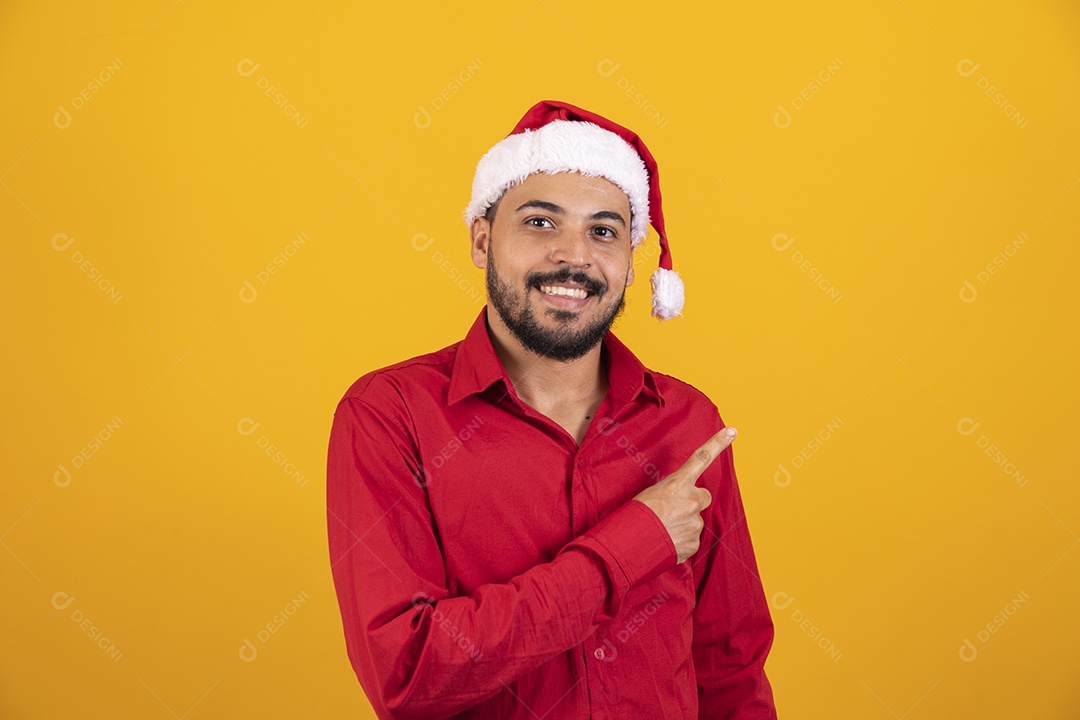 Homem bonito vestido para o natal com chapéu de papai Noel.