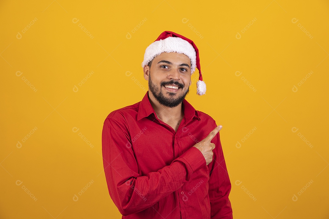 Homem bonito vestido para o natal com chapéu de papai Noel.