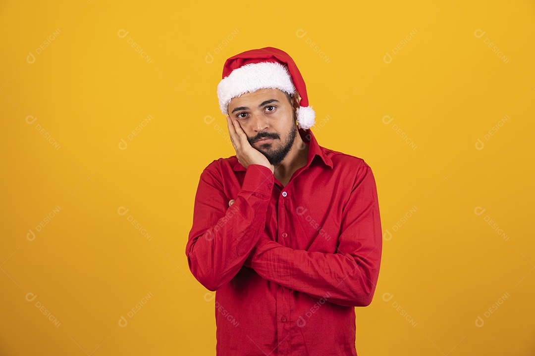 Homem bonito vestido para o natal com chapéu de papai Noel.