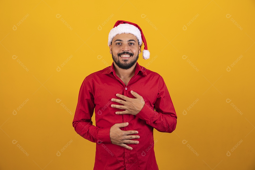 Homem bonito vestido para o natal com chapéu de papai Noel.