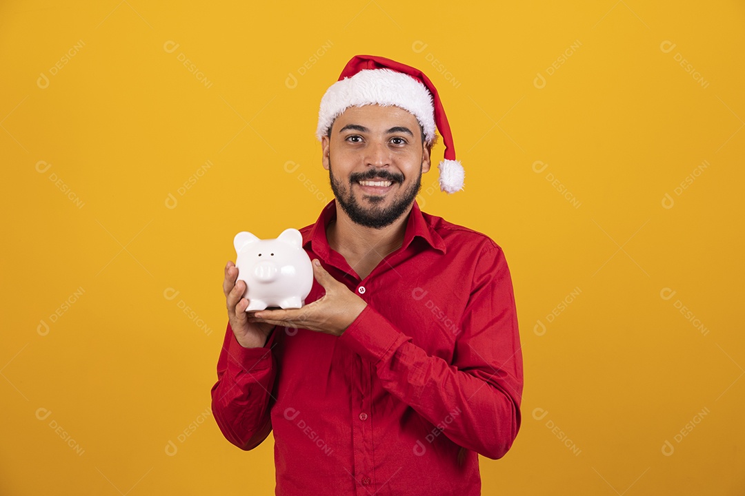 Homem bonito vestido para o natal com chapéu de papai Noel.