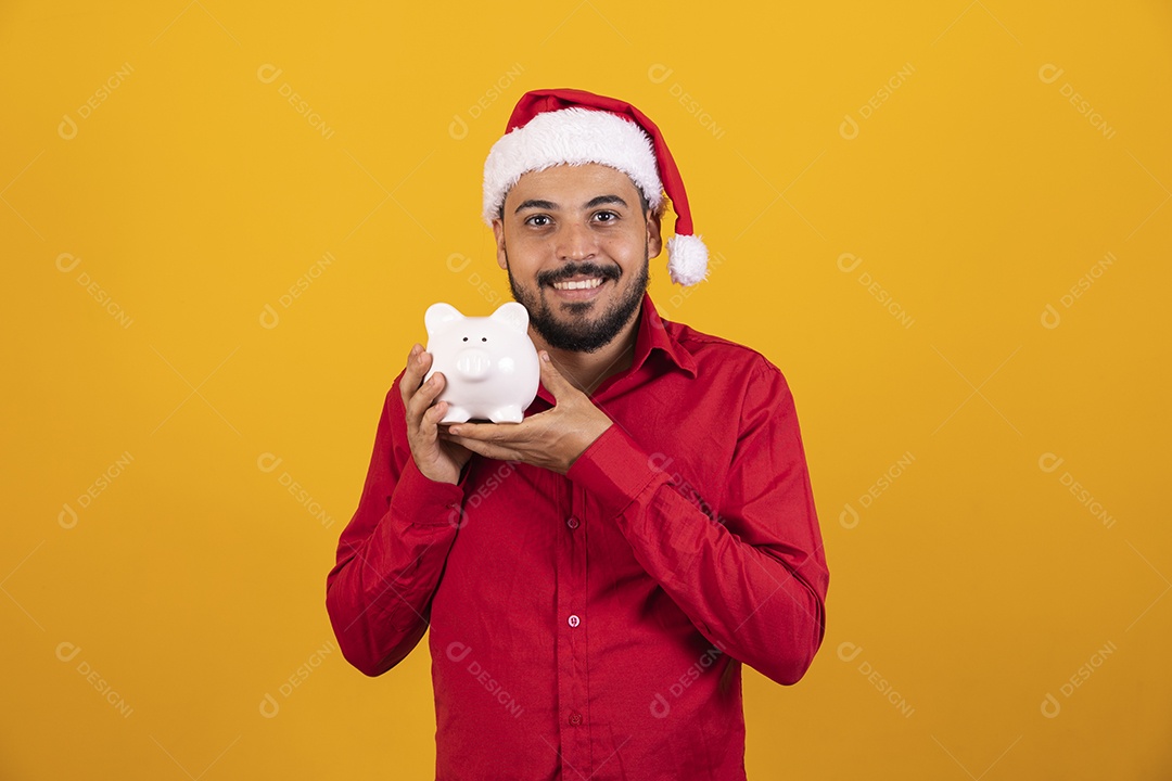 Homem bonito vestido para o natal com chapéu de papai Noel.