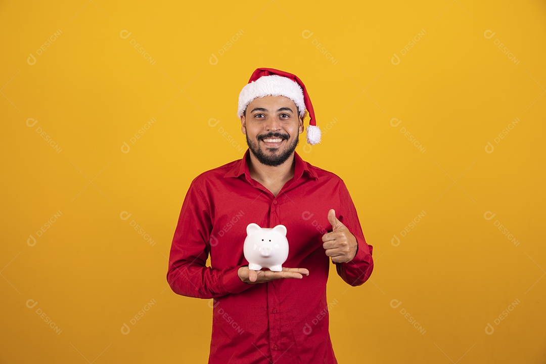 Homem bonito vestido para o natal com chapéu de papai Noel.
