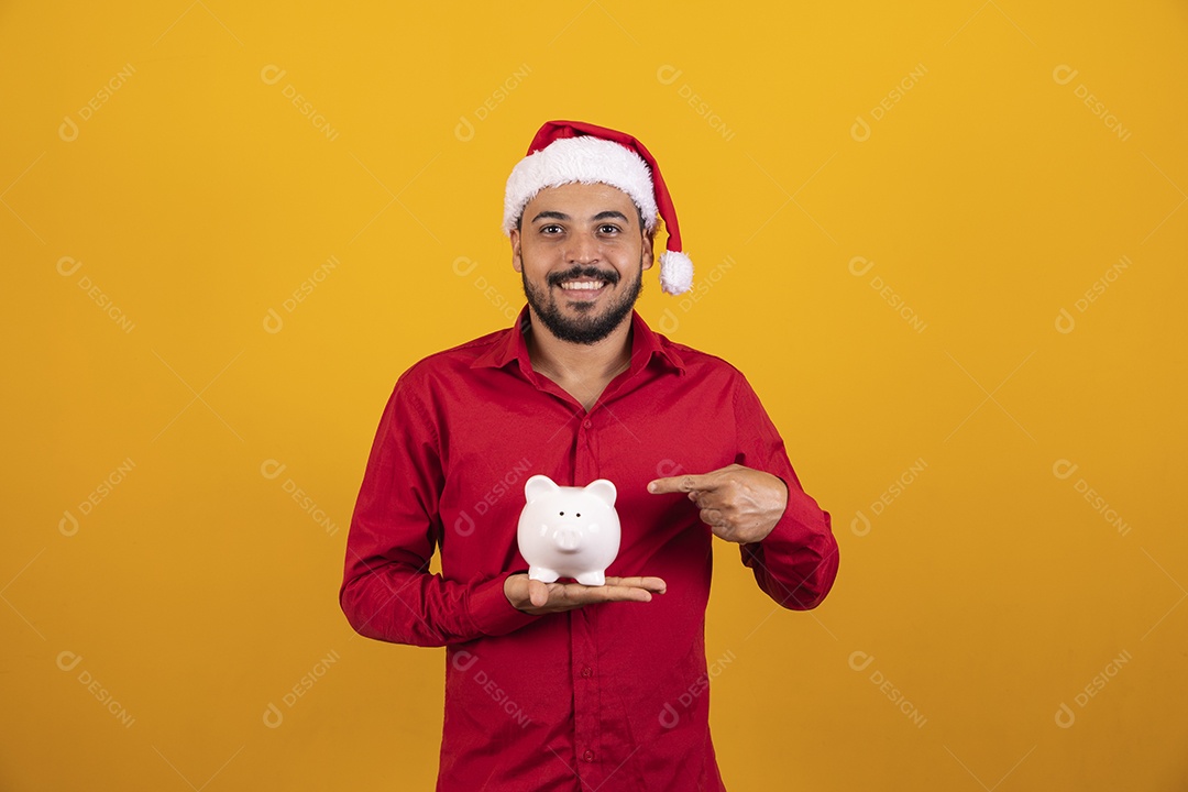 Homem bonito vestido para o natal com chapéu de papai Noel.